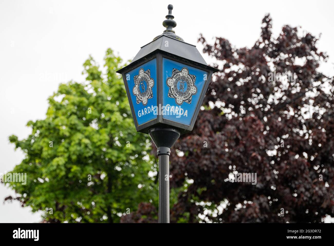 Ashbourne, County Meath, Irland, 28. Mai 2021.Garda Lamp vor dem Bahnhof Garda Stockfoto