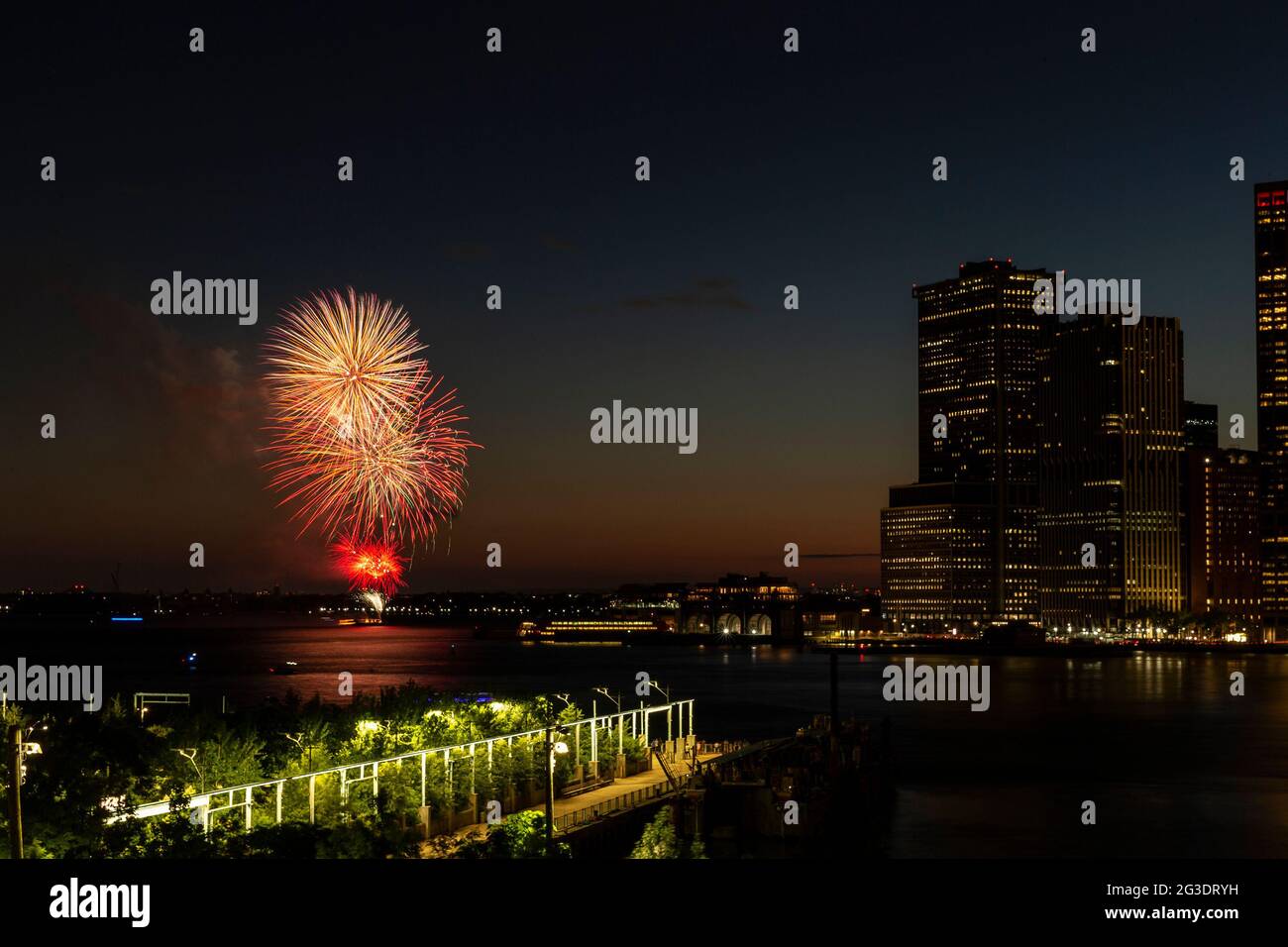 New York, Usa. Juni 2021. Ein Feuerwerk erleuchtete den Abendhimmel, um zu feiern, dass 70 Prozent der Erwachsenen in New York im Hafen von New York ihre erste Dosis des COVID-19-Impfstoffs erhielten. Gouverneur Andrew Cuomo ordnete ein Feuerwerk an, um die Aufhebung der Einschränkung zu feiern und wesentliche Arbeiter für ihre harte Arbeit zu erkennen und an die zu erinnern, die wir verloren haben. (Foto von Lev Radin/Pacific Press) Quelle: Pacific Press Media Production Corp./Alamy Live News Stockfoto