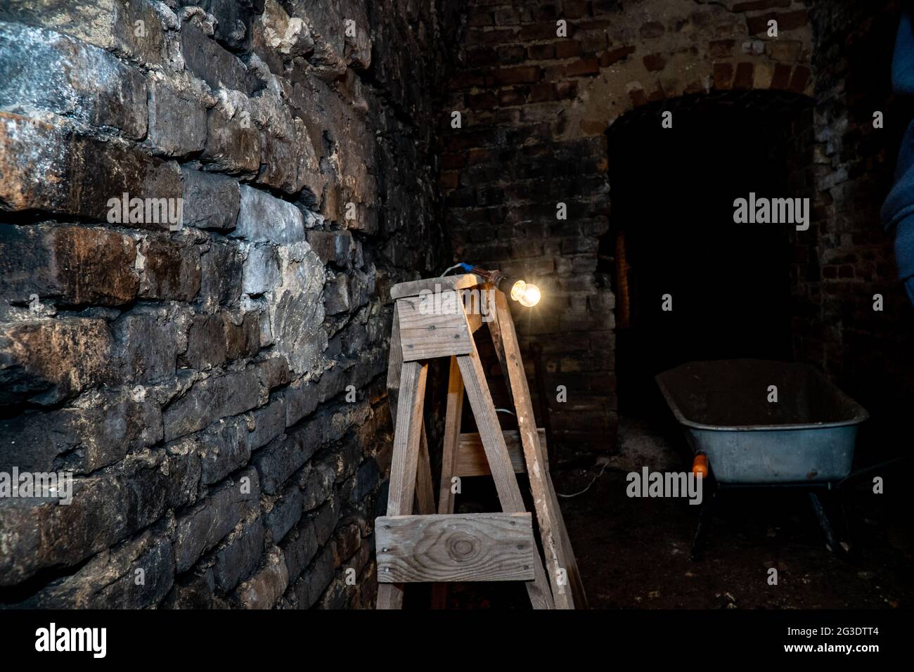 Enger Korridor im Lutsker Kerker in der Ukraine Stockfoto