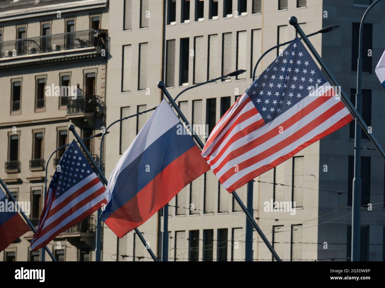 Russische und amerikanische Flaggen zieren die Mont-Blanc-Brücke für den russisch-amerikanischen Gipfel in Genf, Schweiz Stockfoto