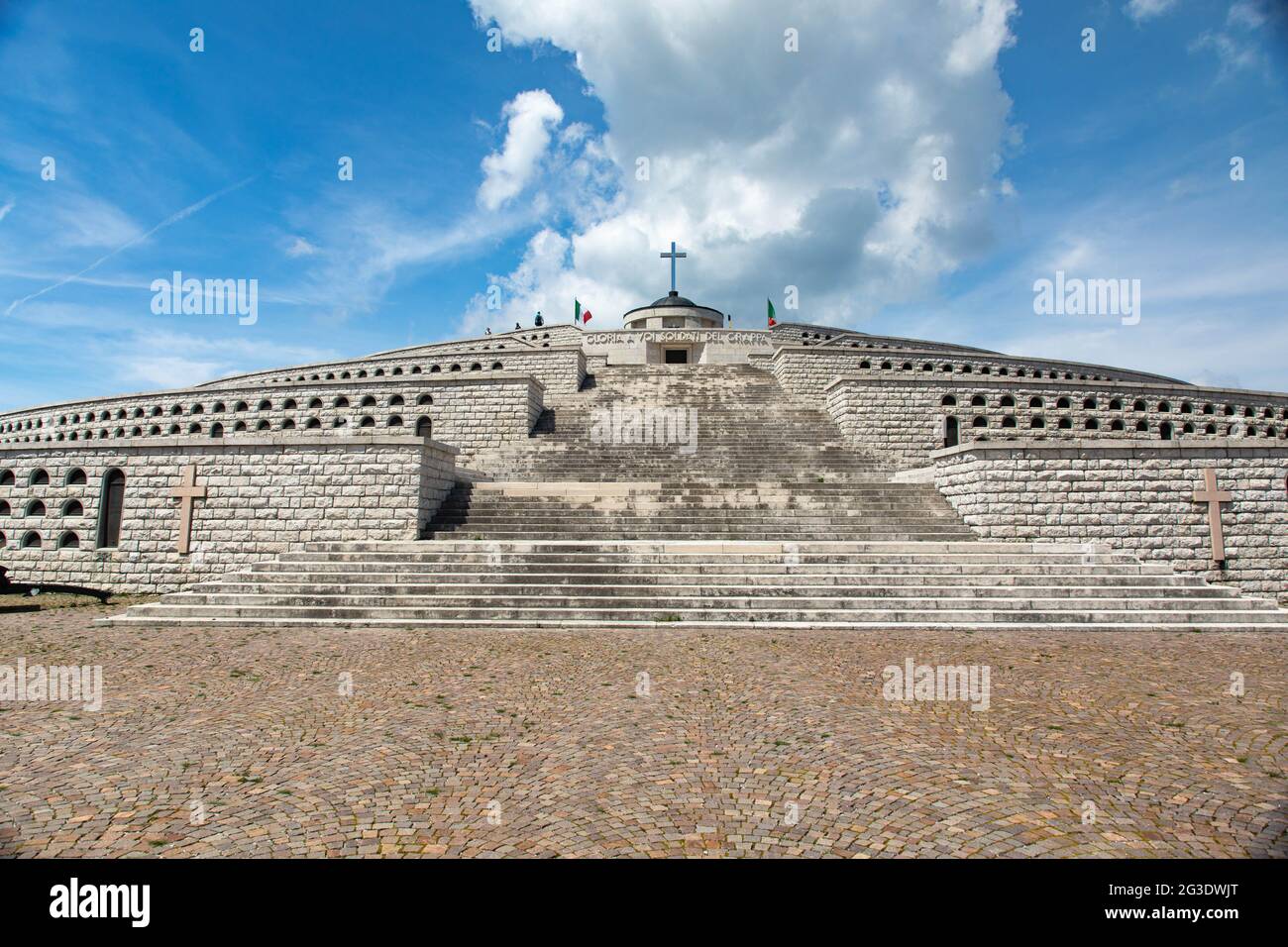 Militärheiligtum-Denkmal von Bassano del Grappa - Panoramablick auf den Monte Grappa Stockfoto