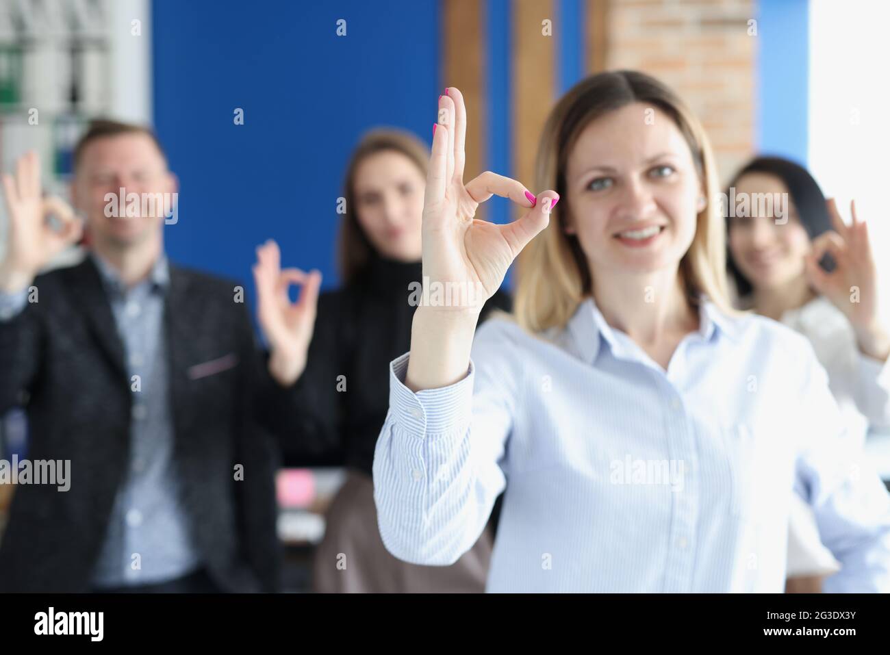 Das Business People Team zeigt im Büro eine gute Geste Stockfoto