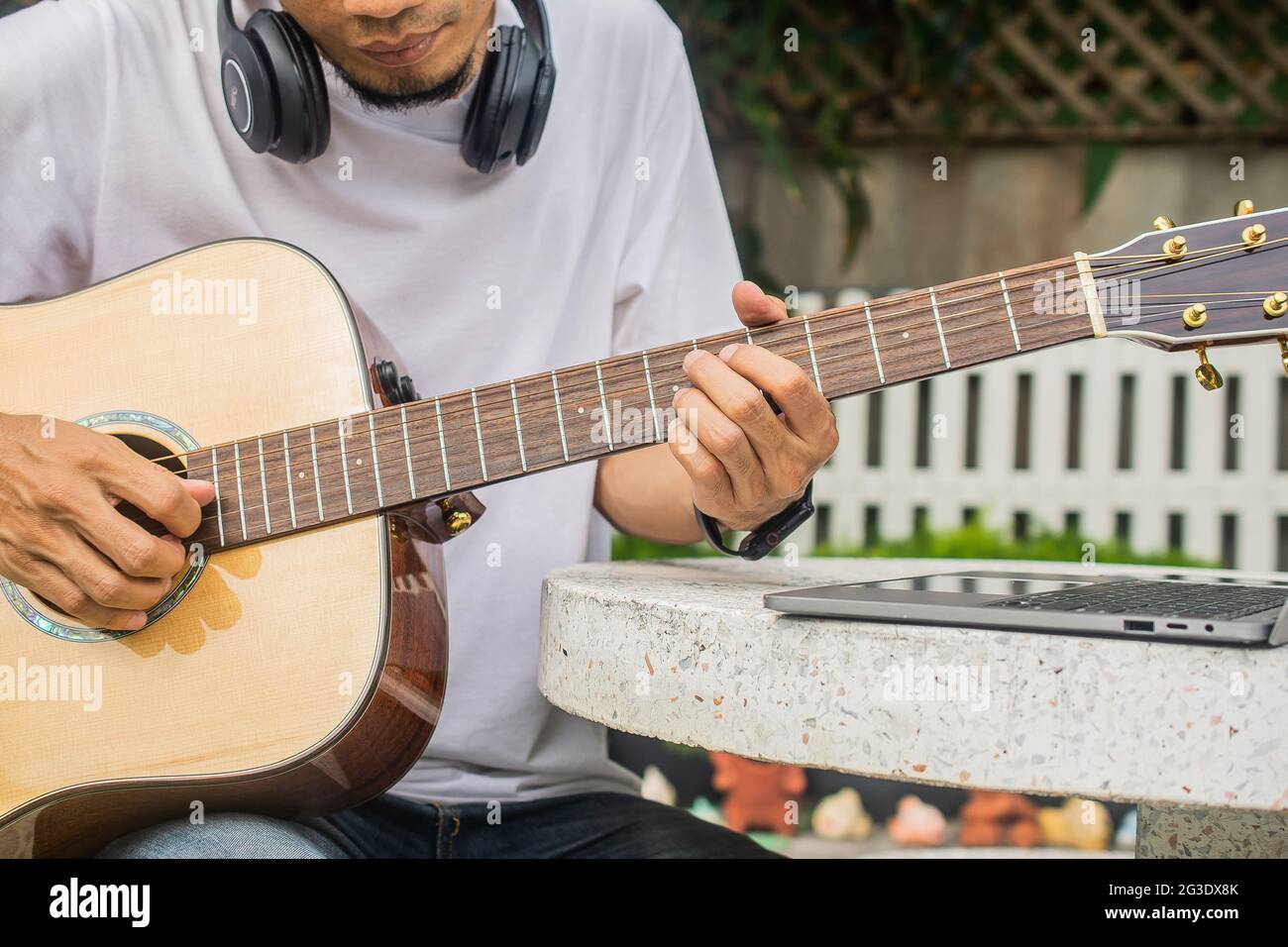 Mann, der zu Hause online Gitarre spielen lernt Stockfotografie - Alamy