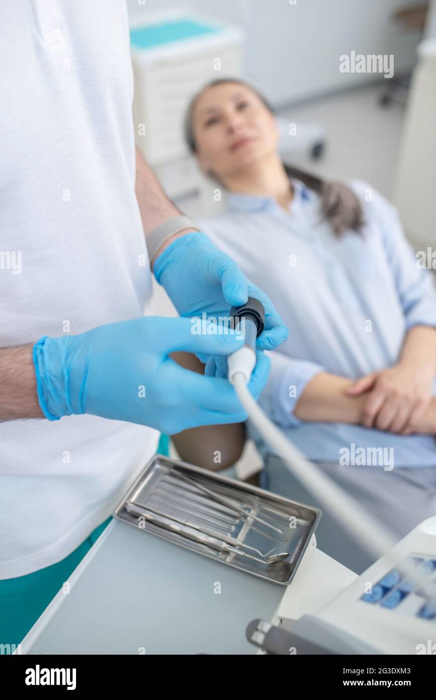 Nahaufnahme des Arztes hjands mit einer Zahnbohrmaschine Stockfoto