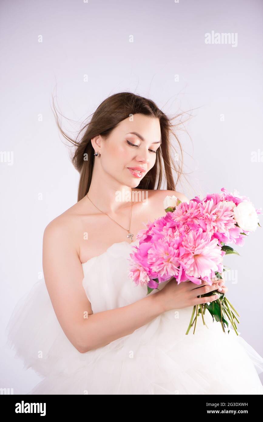 Schöne Frau Mode Modell Make-up mit Blüte Pfingstrosen. Stockfoto