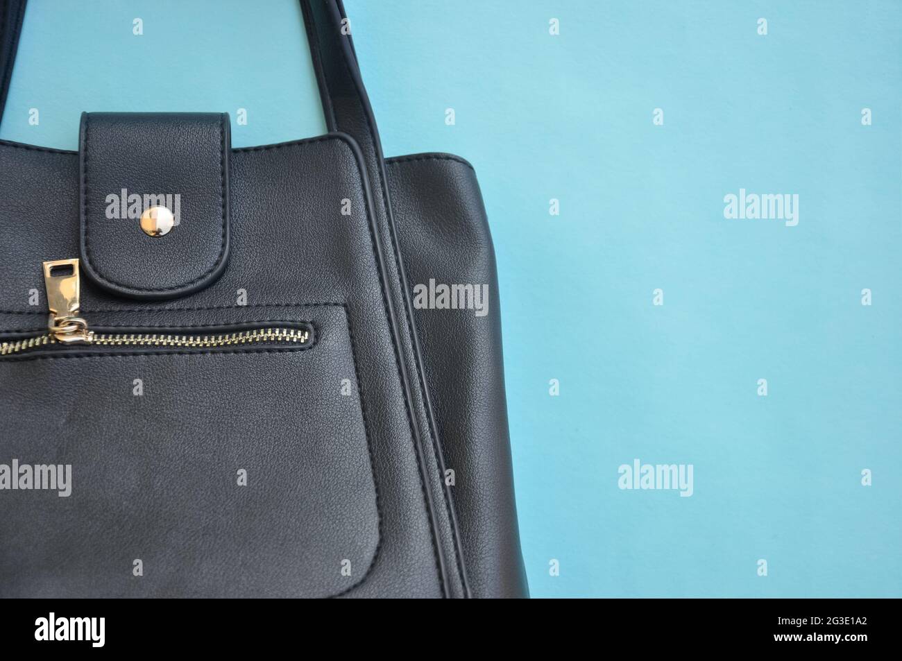 High-Angle-Ansicht von Premium schwarz Farbe Leder Handtasche mit negativem Raum Stockfoto