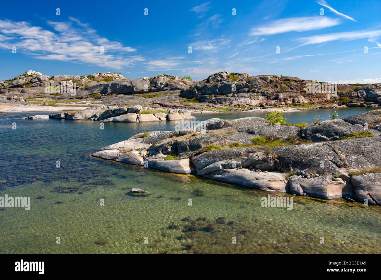 Wasser- und Felsküste im Turku-Archipel, Finnland, Europa Stockfoto