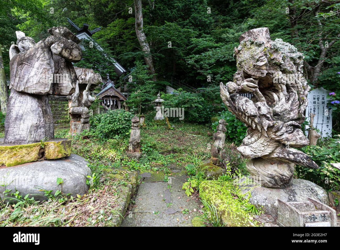 Der Inashimo-Schrein ist mit vielen geschnitzten Statuen aus Holz geschmückt, die vom Priester geschaffen wurden. Darüber hinaus gibt es einen Brunnen der gesunden Langlebigkeit - frisches Wasser Stockfoto