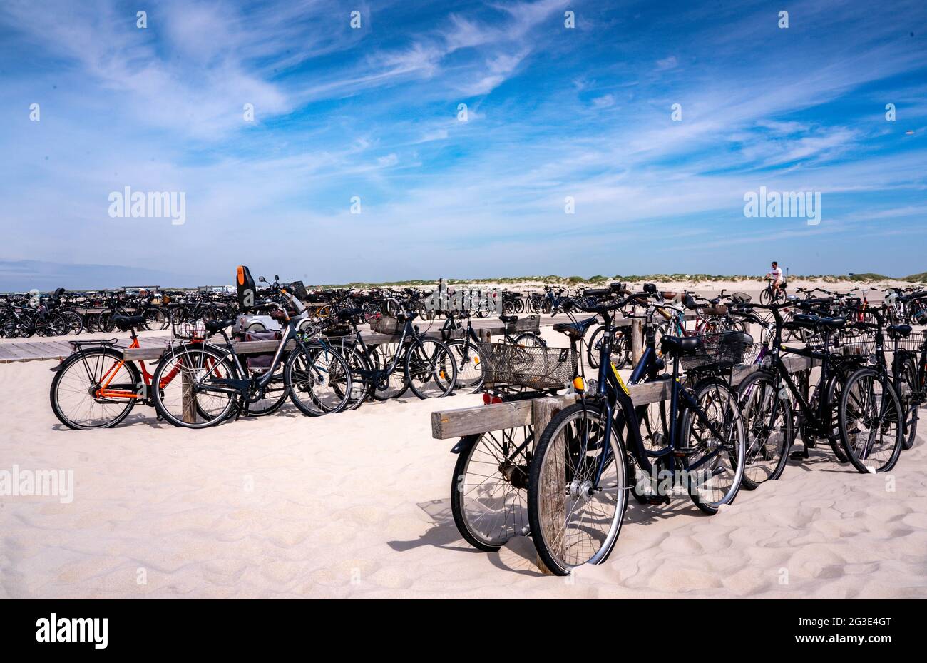 St. Peter Ording, Deutschland. Juni 2021. Unzählige Fahrräder werden von Touristen am Strand von St. Peter-Ording auf einem speziell für Zweiräder eingerichteten Parkplatz abgestellt. Quelle: Axel Heimken/dpa/Alamy Live News Stockfoto