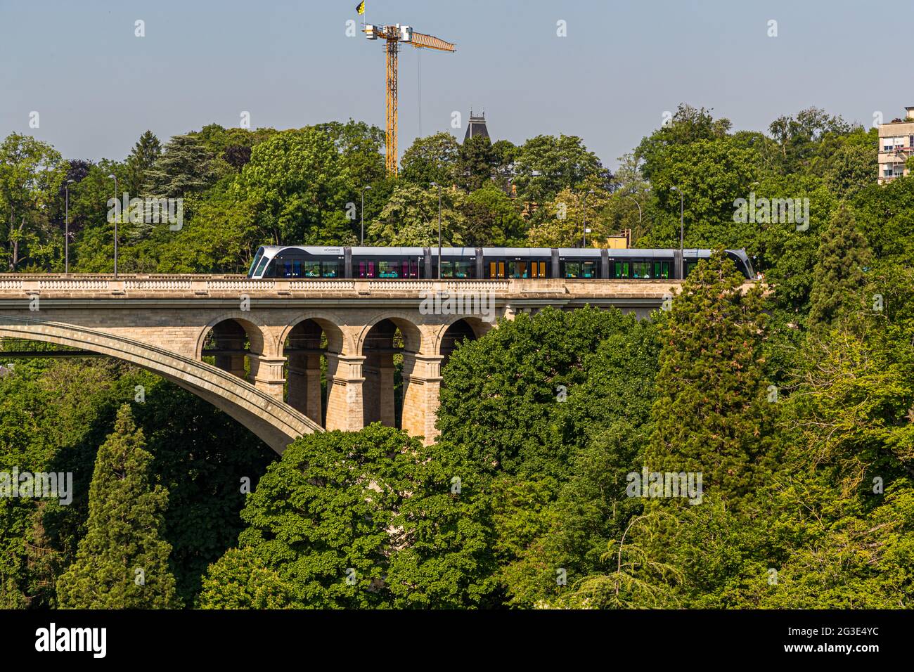 Straßenbahn auf der Adolphe-Brücke in Luxemburg Stockfoto