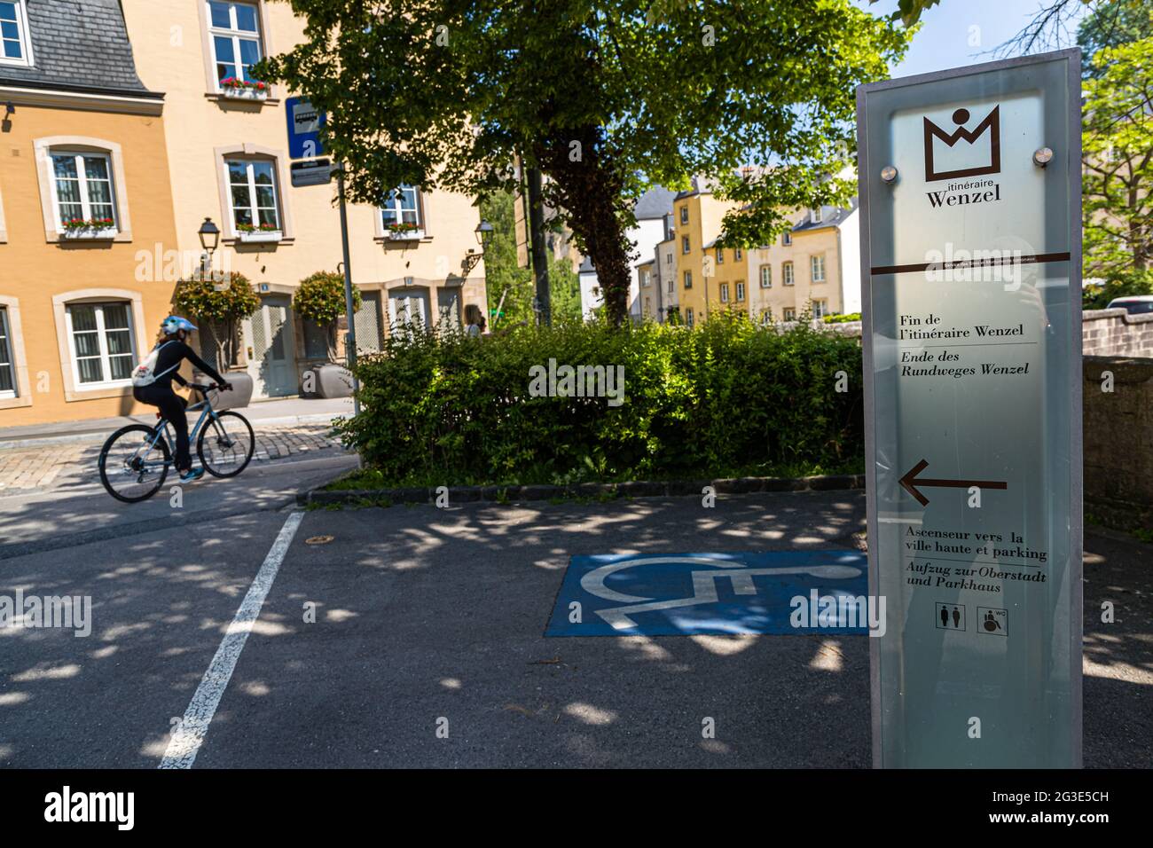 Parkplatz und Radfahrer am Ende des Rundkreises Wenzel in Luxemburg Stockfoto