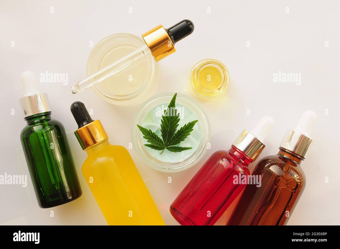 Marihuanablätter, cbd-Öl, kosmetische Creme. Cannabisextrakt in der Kosmetologie. Flach liegend, pulverbeschichtet. Home Entspannung, Spa Erholung, Zeitvertreib ther Stockfoto