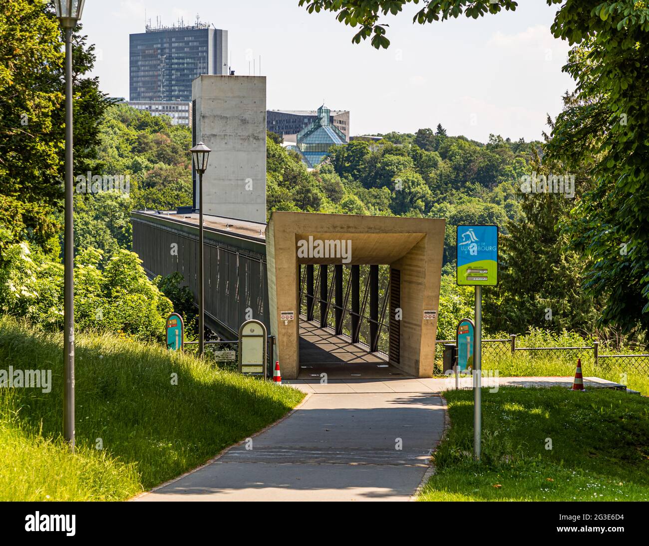 Etagenwechsel in Luxemburg-Stadt. Der Panoramaaufzug des Pfaffenthal bringt Fußgänger und Radfahrer aus der Oberstadt in den unteren Pfaffenthal, Luxemburg Stockfoto