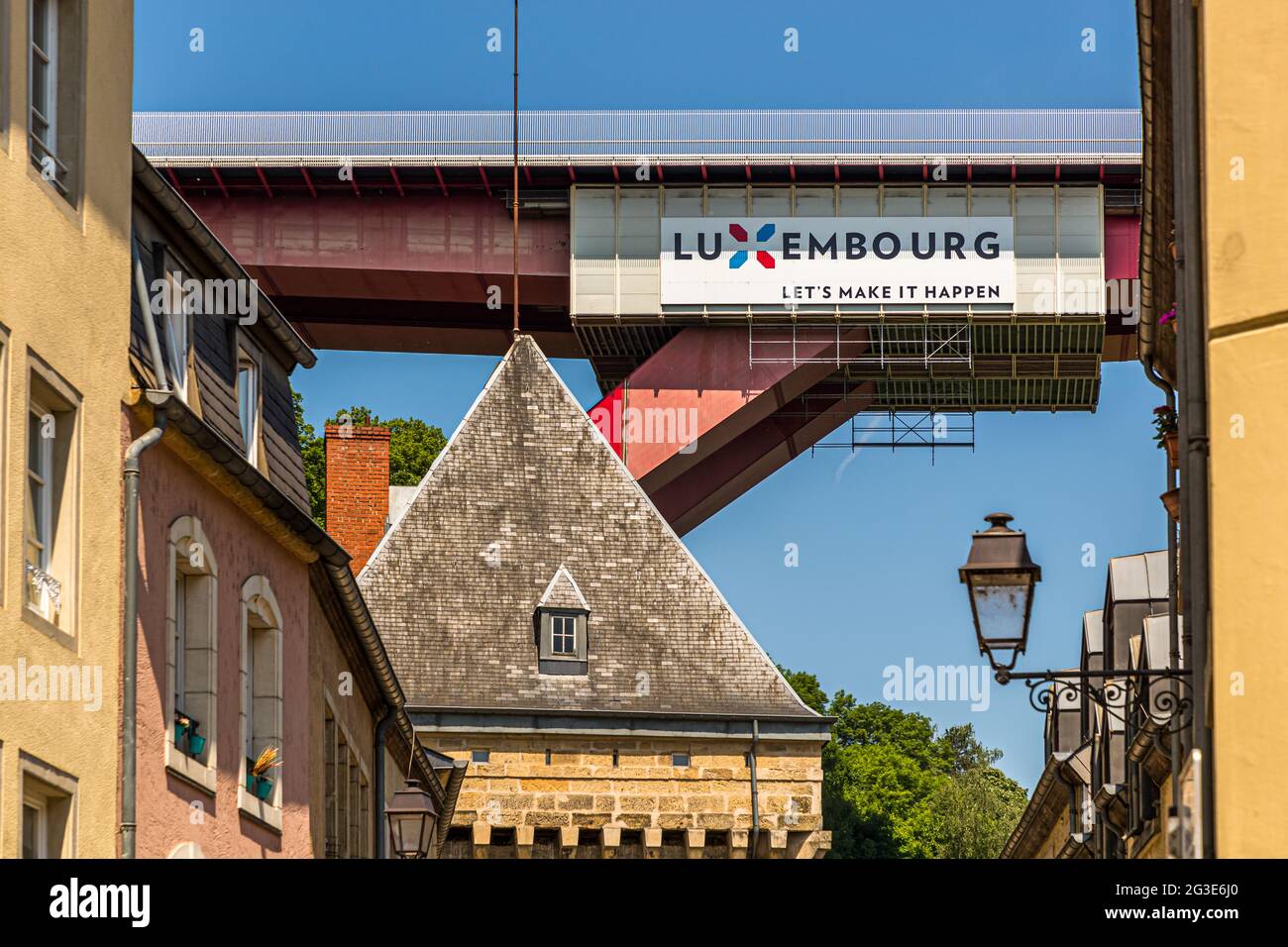 Werbebanner an der Großherzogin Charlotte Bridge: LUXEMBURG - LASST es UNS PASSIEREN Stockfoto