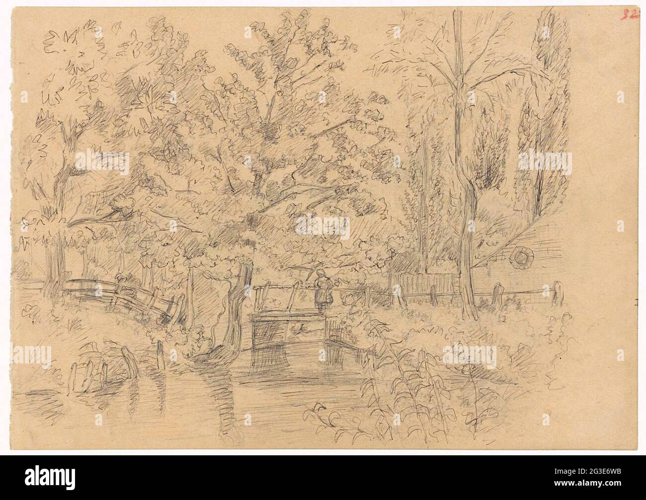 Beek mit einer Brücke zwischen Bäumen. . Stockfoto