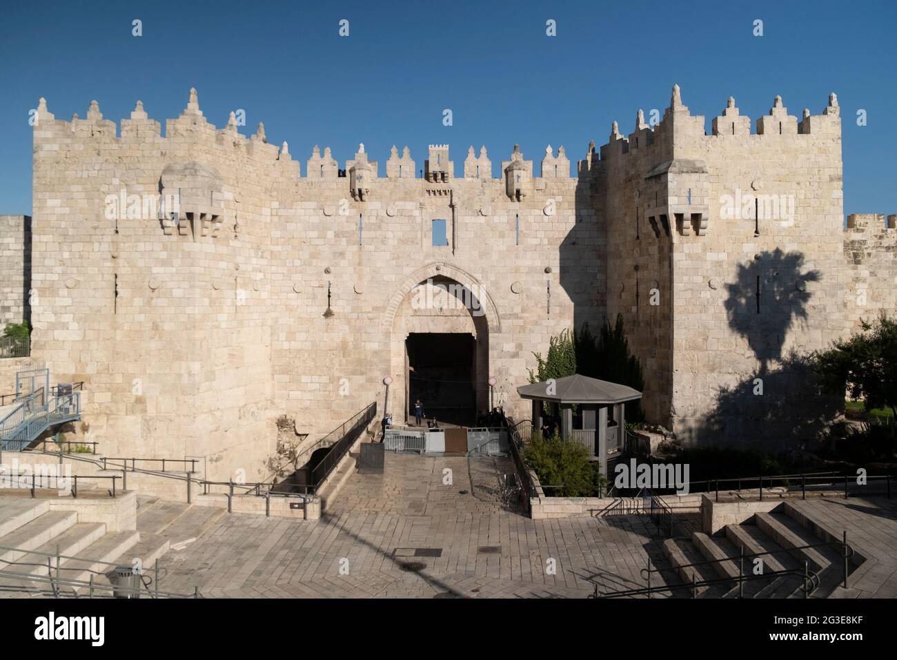 Das Damaskus-Tor wird vor dem umstrittenen flaggenmarsch blockiert, der von israelischen rechten Nationalisten am 15. Juni 2021 in Ost-Jerusalem, Israel, organisiert wurde. Tausende von rechten Demonstranten nahmen am marsch der Jerusalemer Flagge durch Ostjerusalem Teil, ein Ereignis, das die Spannungen mit Palästinensern wieder auflöste und die neue israelische Regierung frühzeitig herausstellte. Stockfoto