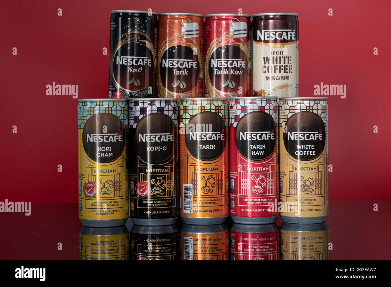 Selangor, Malaysia: 16. Juni 2021 - Re-Branding der lokalen Aromen von Getränken unter der Marke Nescafe, wo die oberste Reihe ist die alte Version und die b Stockfoto