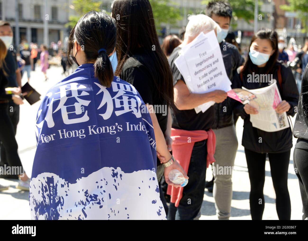 Freier Protest in Hongkong. Frau in Flagge gehüllt. Stockfoto