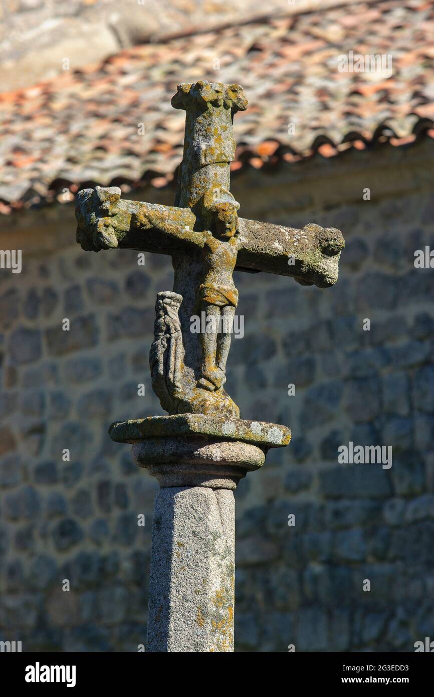 FRANKREICH. ARDECHE (07) SAINT SYMPHORIEN DE MAHUN VEYRINES EGLISE SAINTE MARIE 11. JAHRHUNDERT KREUZ AUS STEIN WEG, CHRISTUS Stockfoto