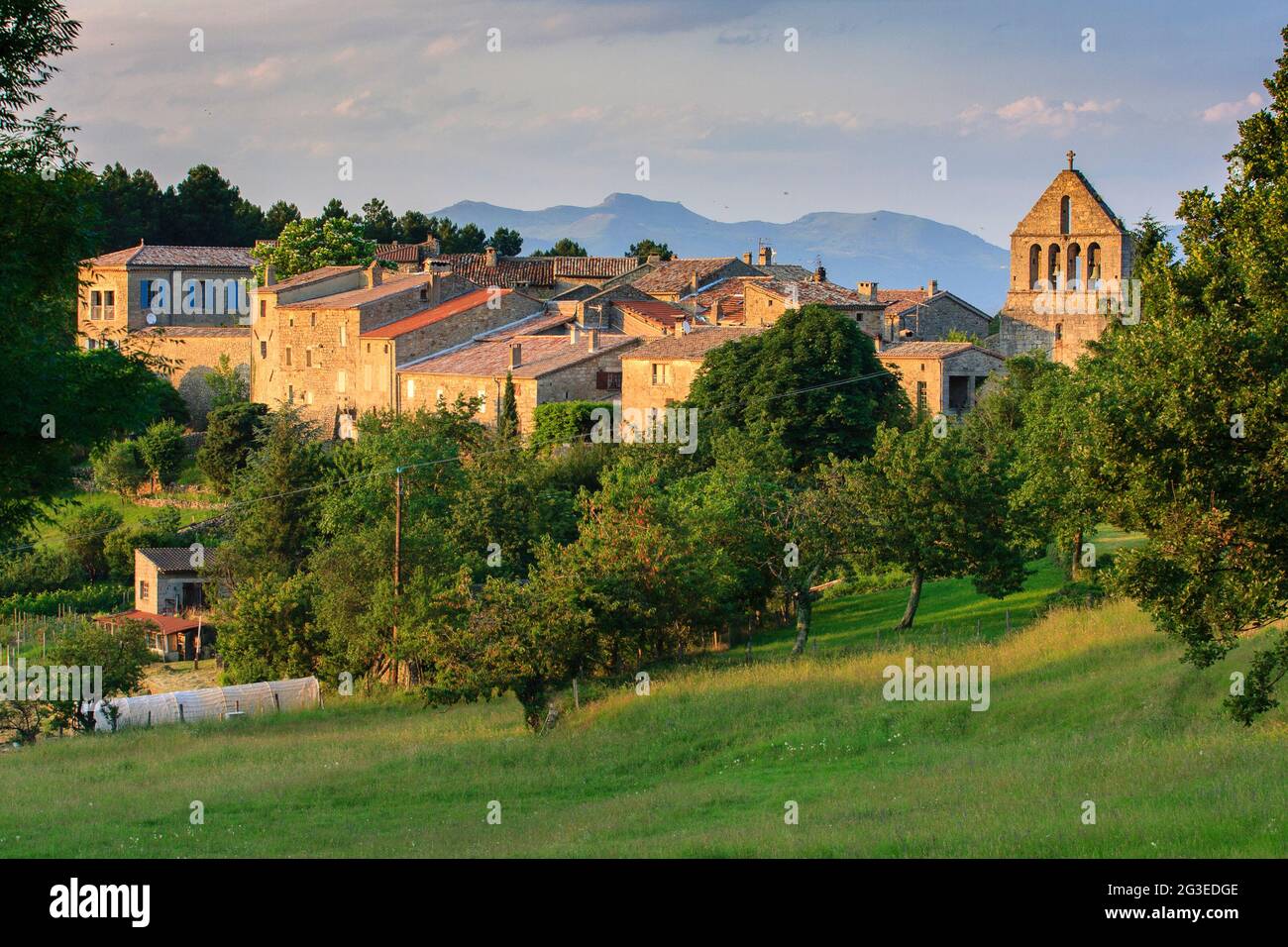 FRANKREICH. ARDECHE (07) AILHON DORF DE CARACTERE (DORF DES CHARAKTERS) ANBLICK DES DORFES UND SEINER KIRCHE MIT GLOCKENTURM MIT KAMM Stockfoto