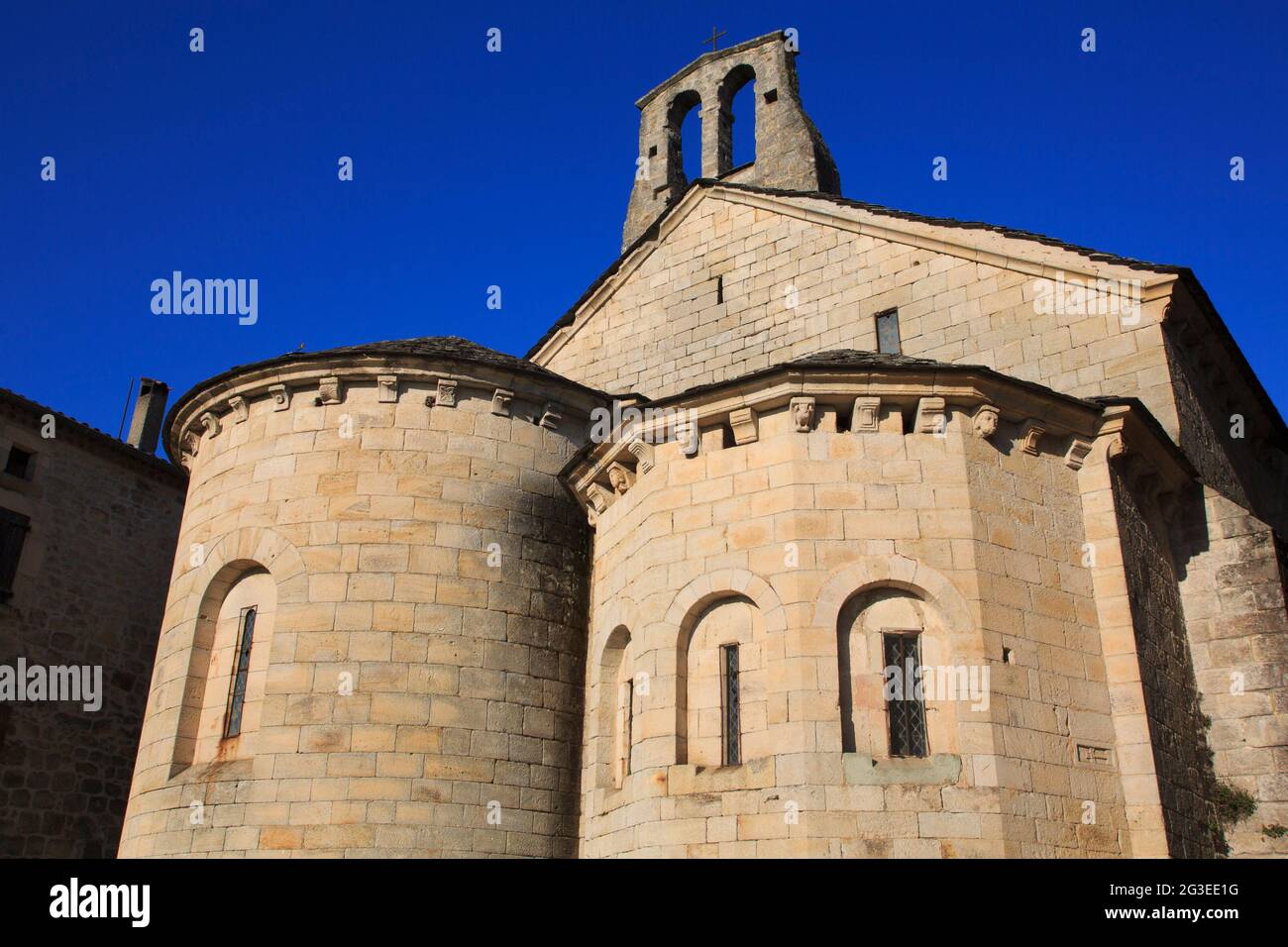 FRANKREICH. ARDECHE (07) CHASSIERS VILLAGE DE CARACTERE (DORF DES CHARAKTERS) KAPELLE SAINT BENOIT, BETT UND APSIS Stockfoto