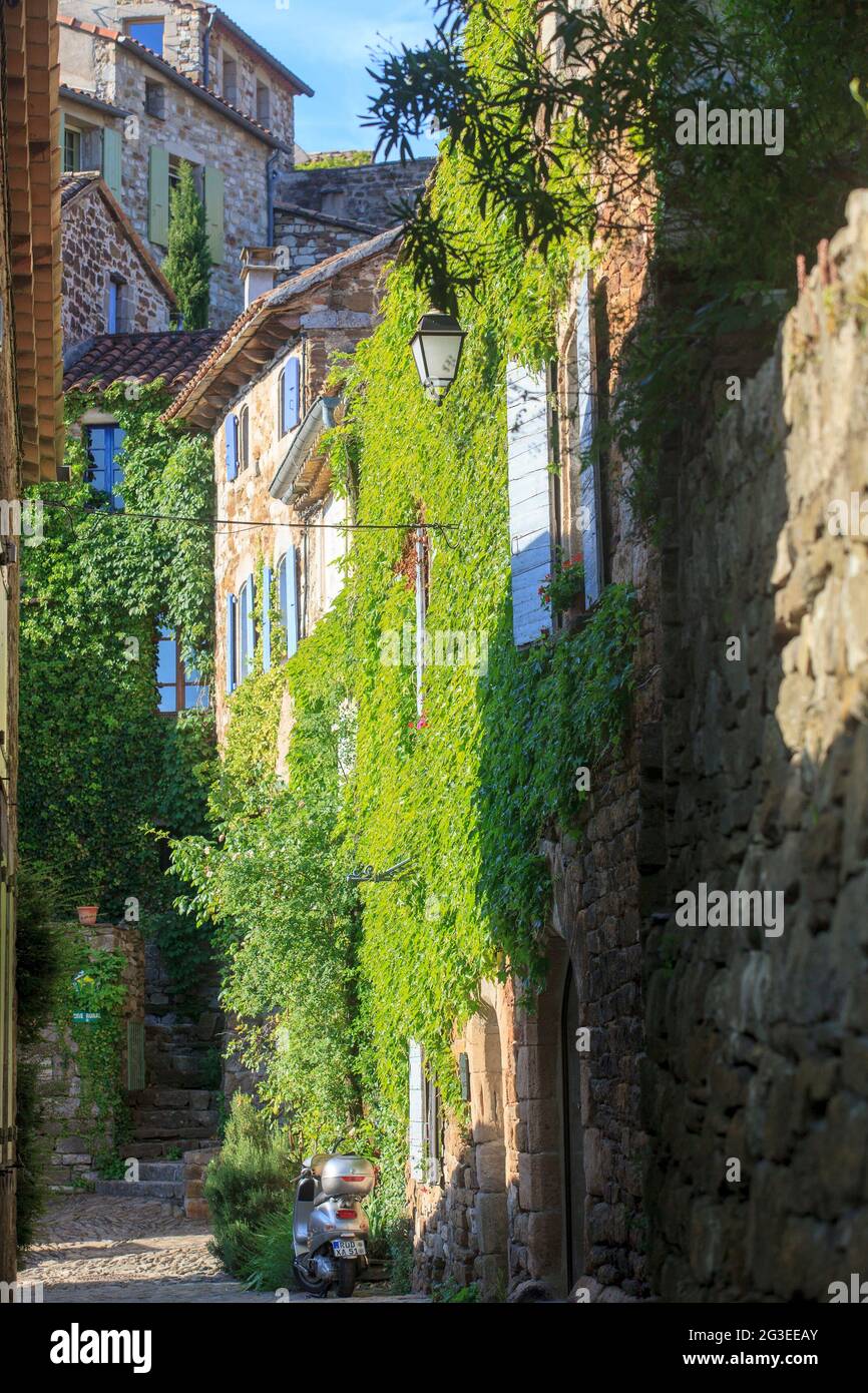 FRANKREICH. ARDECHE (07) NAVES DORF DE CARACTERE (DORF DES CHARAKTERS) STRASSE UND FASSADE Stockfoto