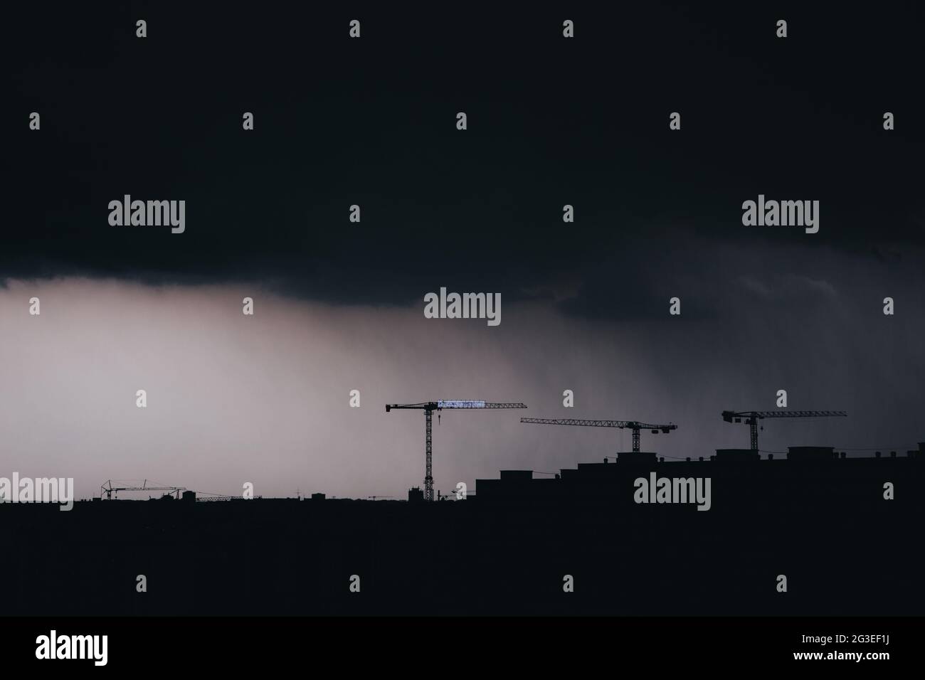 Dunkle Baustadtlandschaft im Sturm Straßburg Frankreich. Wolken, Regen und Dachterrassen-Silhouette. Urbanisierung Überbevölkerung und Industrialisierung Konzept Stockfoto