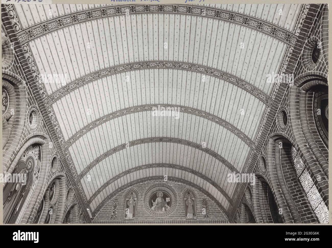 Tonnengewölbe mit Fresken und einem Fenster darunter; Aduard-Kapelle. Aduard-Kapelle im Osten gesehen, kurz nach der Restaurierung. Stockfoto