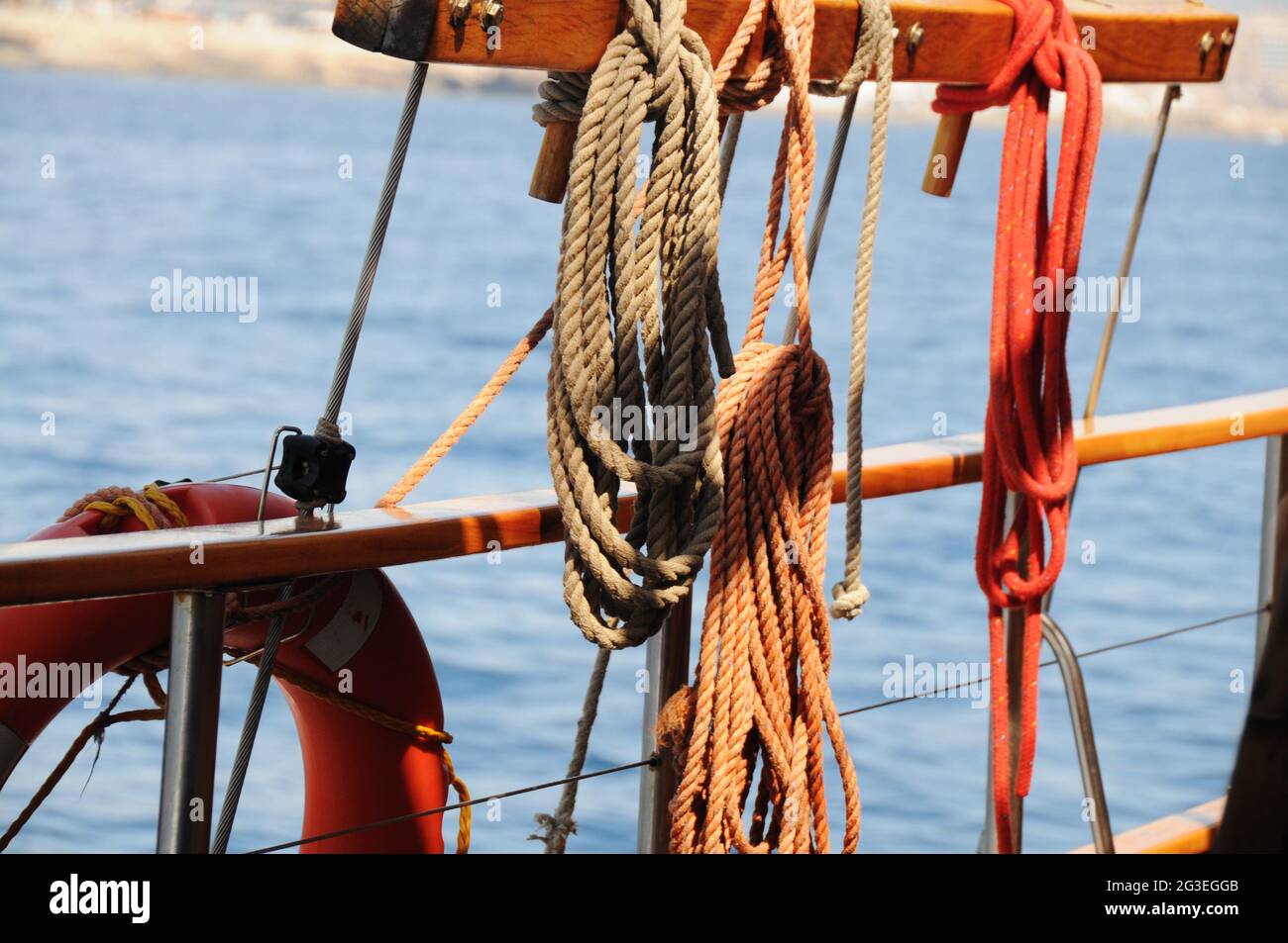Maritimes Thema - Segelboote Seile Stockfoto