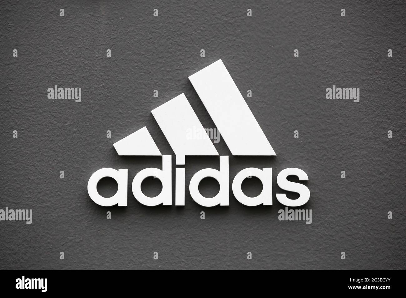 Kopenhagen, Dänemark - 20. August 2020: Adidas Logo an der Wand. Adidas ist ein deutscher multinationaler Konzern, der Sportschuhe und Bekleidung herstellt Stockfoto