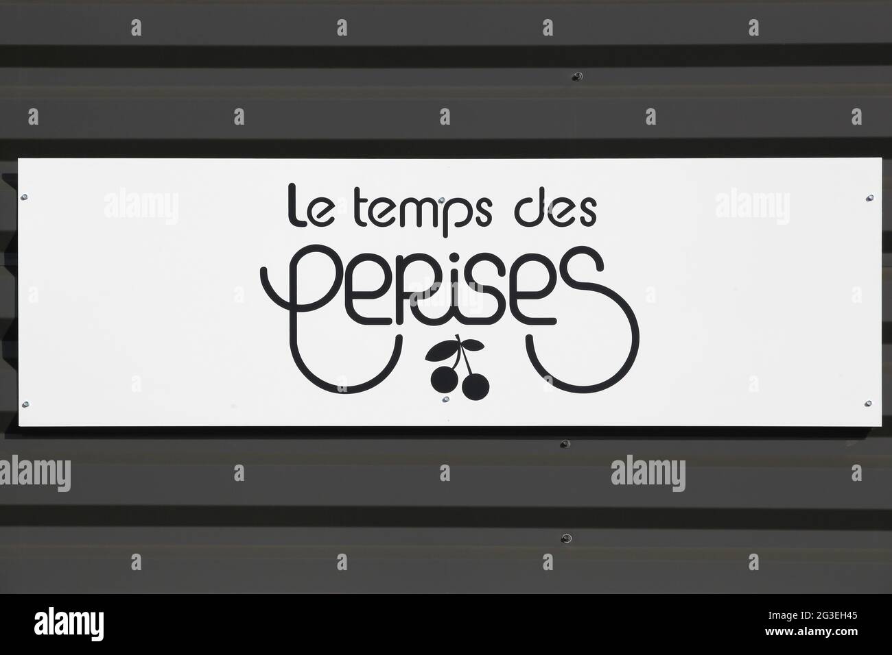 Macon, Frankreich - 15. März 2020: Le Temps des cerises Logo auf einer Fassade. Le Temps des cerises ist eine französische Bekleidungsmarke, die hauptsächlich Jeans produziert Stockfoto