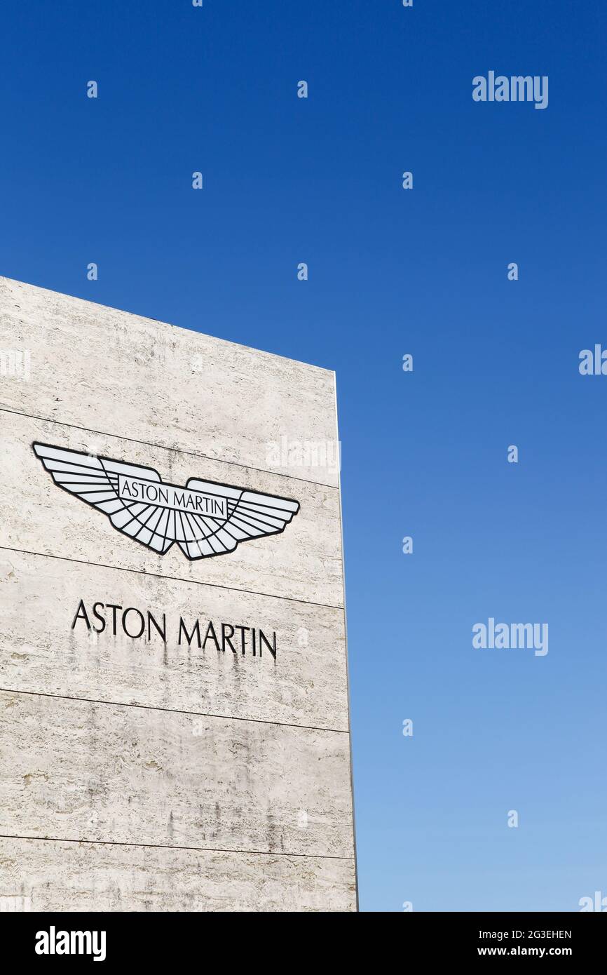 Merignac, Frankreich - Juni 5, 2017: Aston Martin Logo auf einem Panel. Aston Martin ist ein britischer Hersteller von Luxus Sportwagen und Grand Tourer Stockfoto