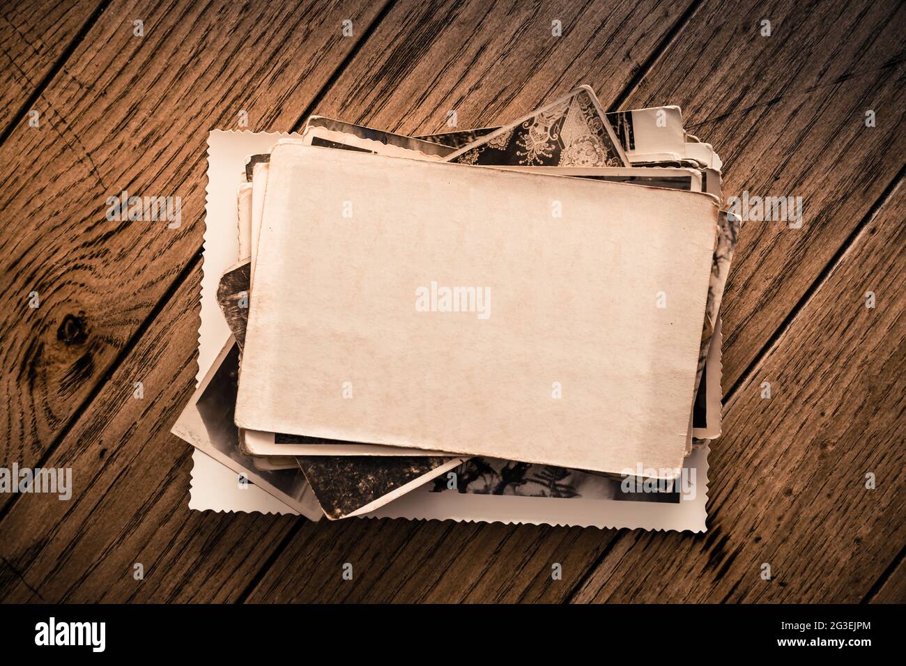 Erinnerungen - Bestand an alten und Vintage-Fotos auf Holzhintergrund mit Kopierraum Stockfoto