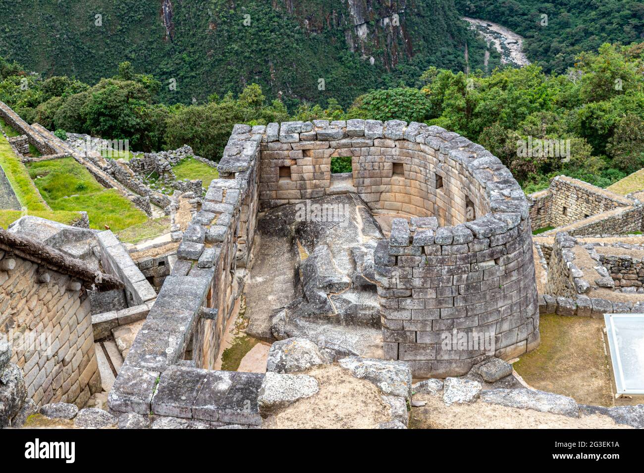Blick auf den Sonnentempel im archäologischen Komplex Machu Picchu, Sacred Valley, Peru Stockfoto