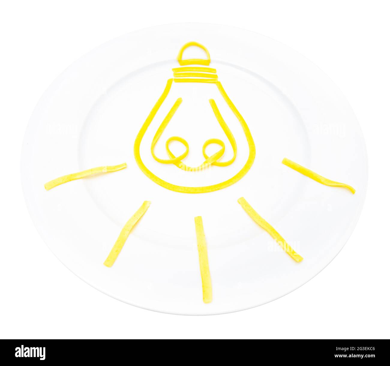 Symbol für glühende Glühbirne aus gekochter Pasta auf einem weißen Teller, der auf weißem Hintergrund isoliert ist Stockfoto