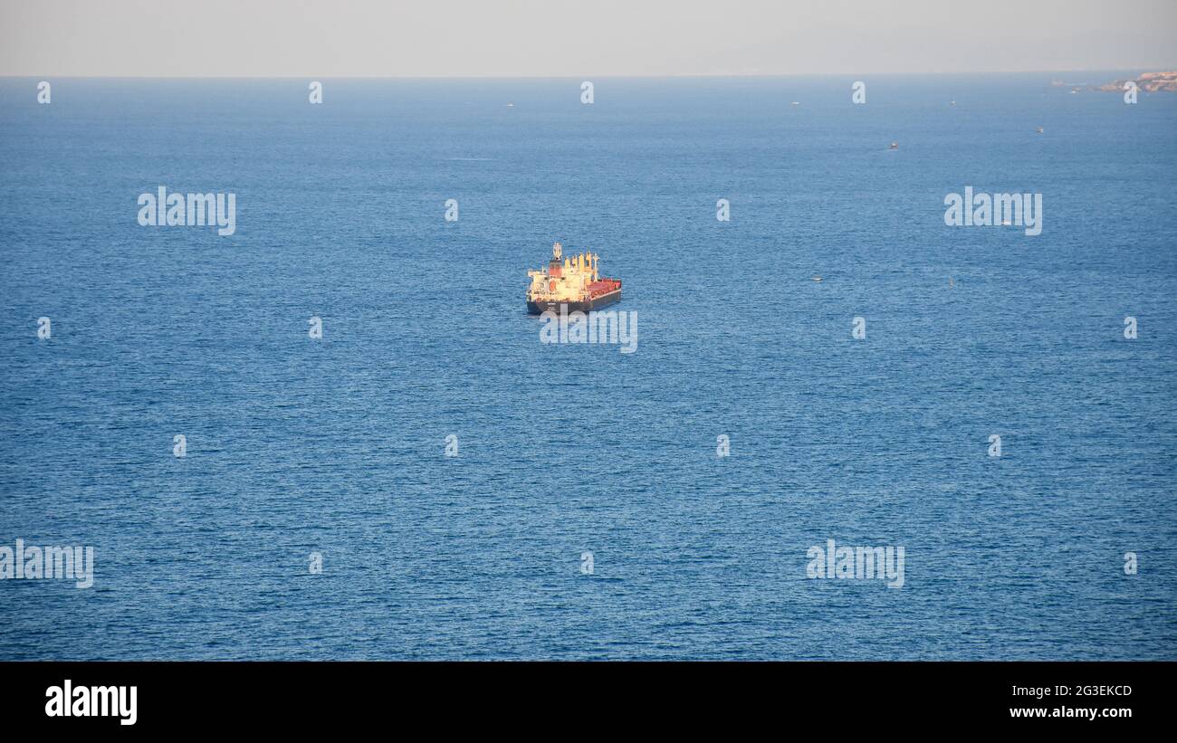 Containerschiff auf dem Mittelmeer. Stockfoto