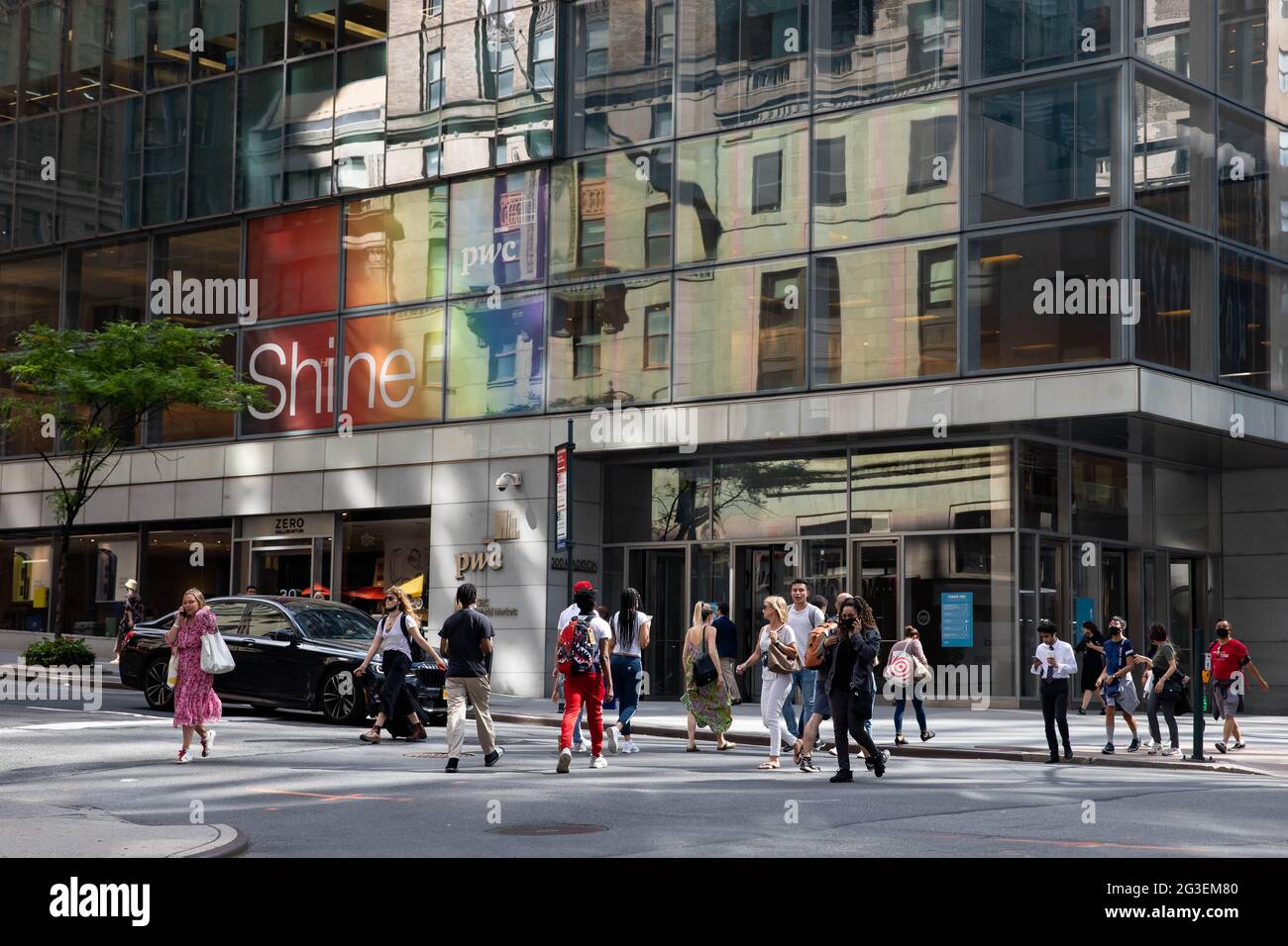 New York, USA. Juni 2021. People Walk Along the Street in New York, USA, 15. Juni 2021. Andrew Cuomo, Gouverneur des Bundesstaates New York, kündigte am Dienstag die sofortige Aufhebung der wichtigsten COVID-19-Beschränkungen im gesamten Bundesstaat an, da 70 Prozent der Erwachsenen im Bundesstaat mindestens eine Dosis COVID-19-Impfstoff erhalten haben. Quelle: Michael Nagle/Xinhua/Alamy Live News Stockfoto