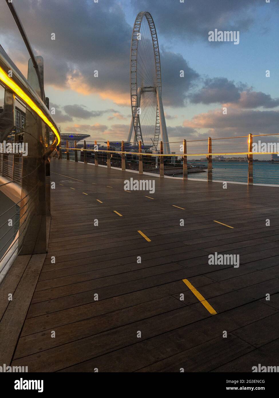 Low-Angle-Ansicht von Ain Dubai bei Sonnenuntergang. Stockfoto