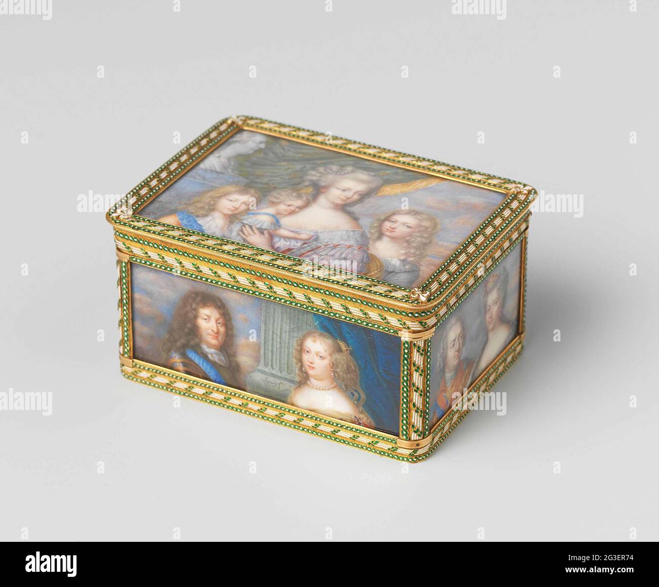 Schnupftabakkarton aus Gold, bemalt mit Miniaturporträts der bourbonen. Rechteckige Box aus Gold. Alle Seiten sind mit Miniaturporträts der bourbonen bedeckt. Auf dem Deckel Marie-Antoinette mit ihren Kindern neben einer Büste von Louis XVI. Auf der Unterseite der Bruder und die Schwester von Louis XVI. An der Vorderseite Ludwig XIV. Und Maria-Theresia von Spanien. Auf der Rückseite Hendrik IV. Und Maria de Medici. Auf der linken Seite Louis XIII und Anna van Austria. Auf der rechten Seite Louis XV und Maria Leczinska. Stockfoto