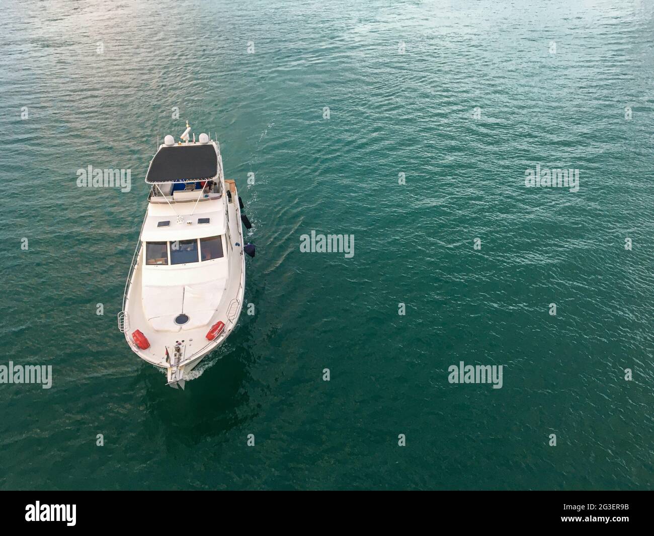 Hochwinkelansicht einer Yacht auf dem Meer in Dubai, Vereinigte Arabische Emirate. Stockfoto