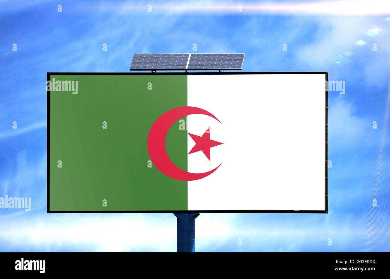 Plakatwand mit Algerienflagge und Solarbatterie auf blauem Himmel Hintergrund Stockfoto
