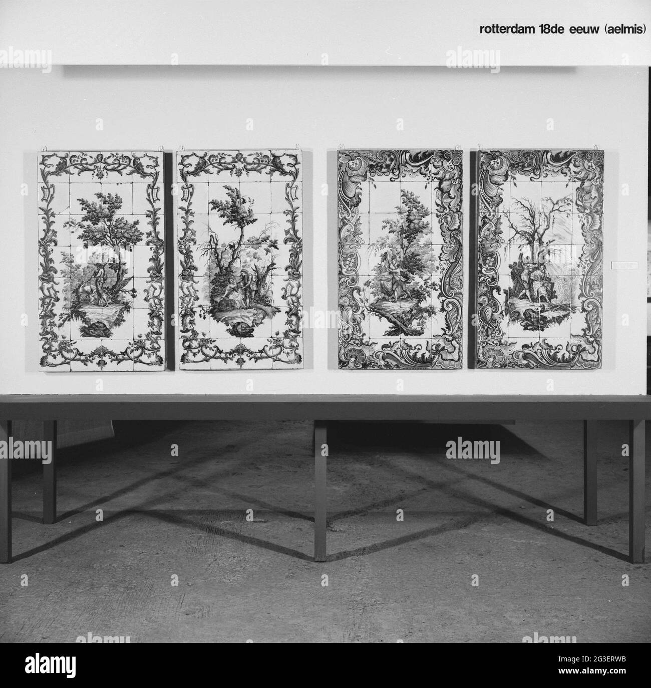 Stehende Tafel mit Fliesen aus Rotterdam; Ausstellungsfliesen aus eigenem  Besitz Stockfotografie - Alamy