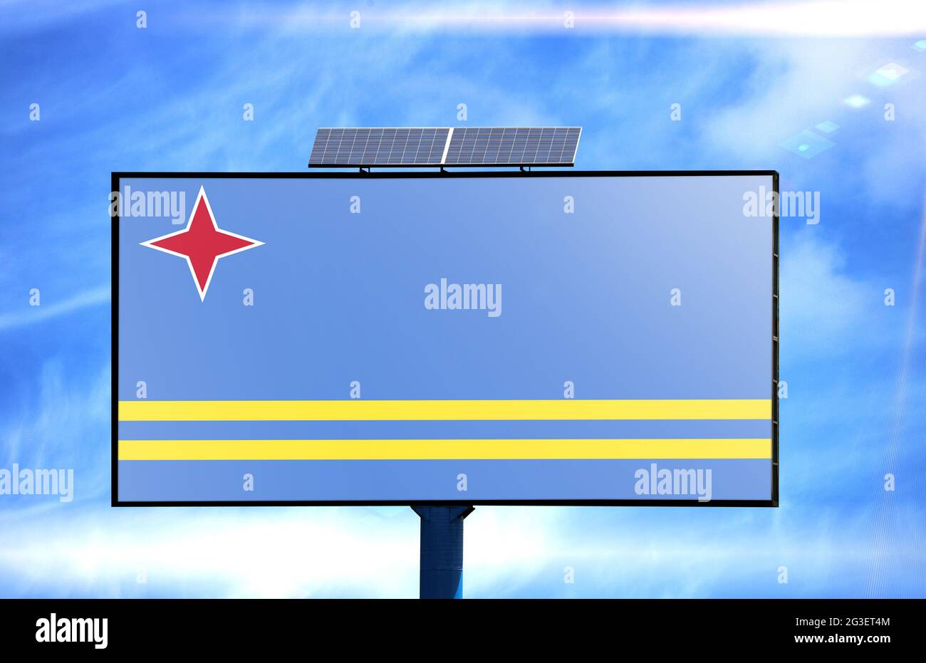 Plakatwand mit Aruba Flagge und Solarbatterie auf blauem Himmel Hintergrund Stockfoto