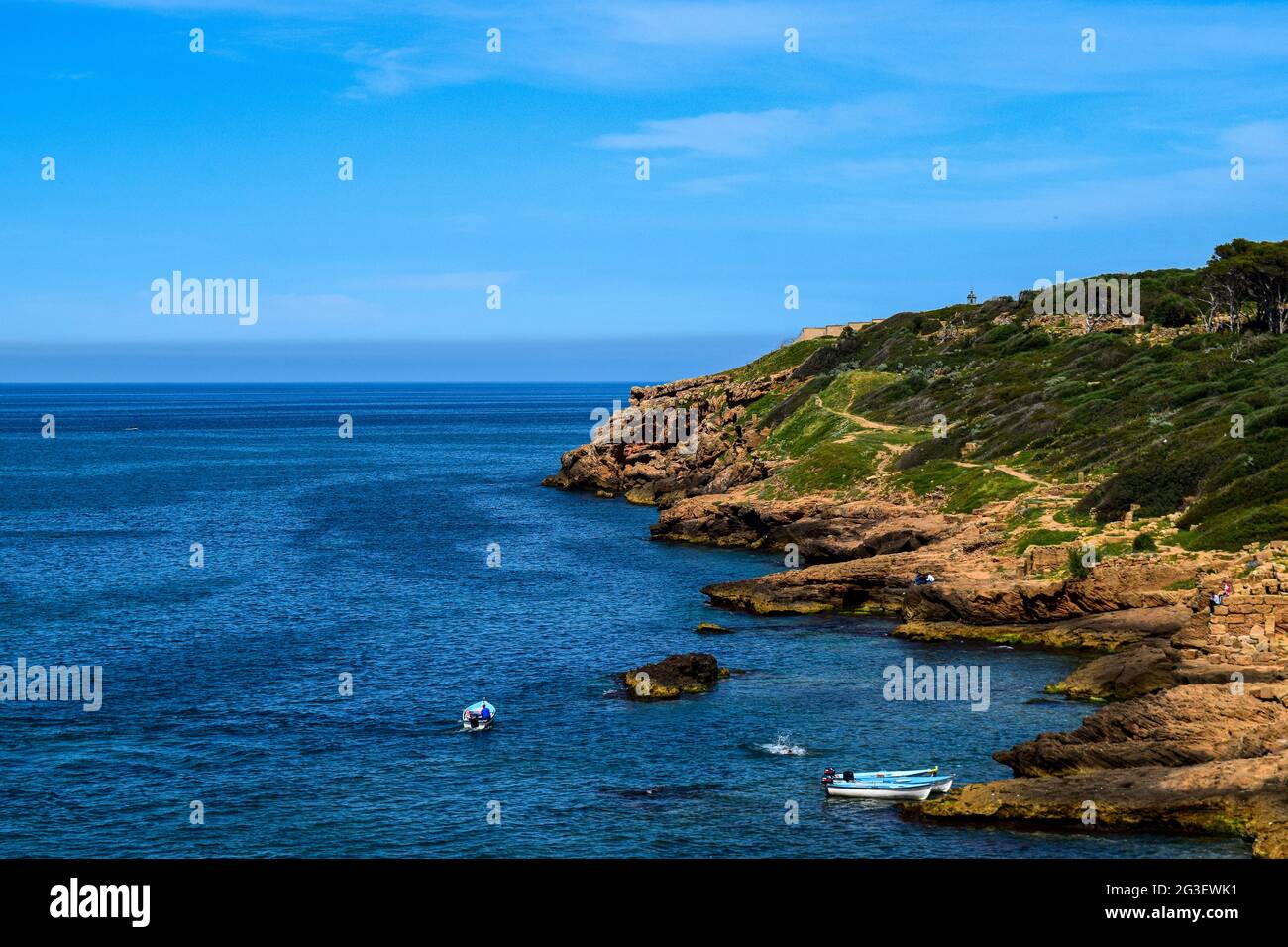 Schöne Aussicht auf eine felsige Küste, die mediterrane Landschaft, Tipaza, Algerien. Stockfoto