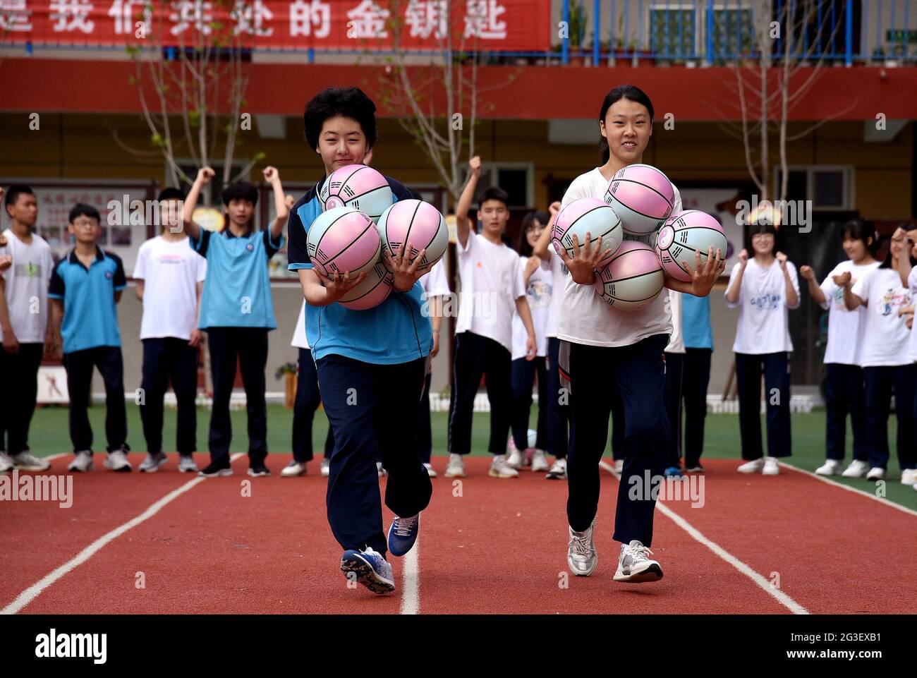 Handan, Handan, China. Juni 2021. Am 16. Juni nahmen die Schüler der dritten Klasse der Fuhe Schule im Bezirk Hanshan, Stadt Handan, Provinz Hebei, am Ballrennen Teil. Die Aufnahmeprüfung der höheren Schule nähert sich. Die Fuhe Schule im Bezirk Hanshan, Stadt Handan, Provinz Hebei organisiert die Schüler dieser Schule im dritten Jahr, um verschiedene psychologische Beratungsaktivitäten durchzuführen, um den Schülern zu helfen, ihren psychischen Druck zu entlasten und die Aufnahmeprüfung der höheren Schule leicht zu erfüllen. Quelle: SIPA Asia/ZUMA Wire/Alamy Live News Stockfoto