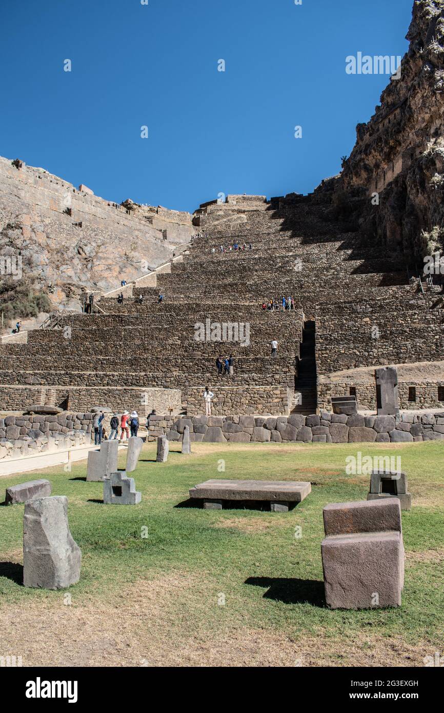 Touristen, die die Inka-Terrassen an den Ruinen von Ollantaytambo erkunden Stockfoto