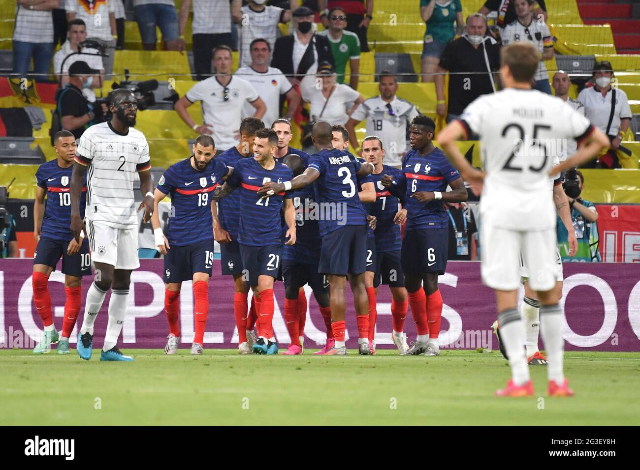 München, 15. Juni 2021, Jubel des Teams FRA nach dem Tor zu 1:0, durch ein eigenes Tor von Mats HUMMELS (GER/nicht im Bild), Gruppenphase, Vorrunde Gruppe F, Spiel M12, Frankreich (FRA) - Deutschland (GER), am 15. Juni 2021 in Muenchen/Deutschland. Football EM 2020 von 06/11/2021 bis 07/11/2021. Â Stockfoto