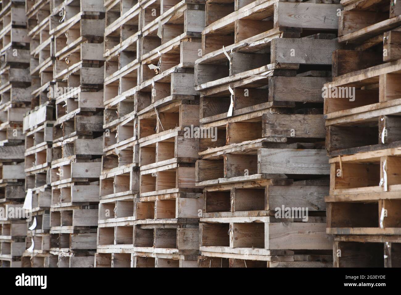 Stapel oder Stapel von Holzpaletten, die versandbereit sind. Stockfoto
