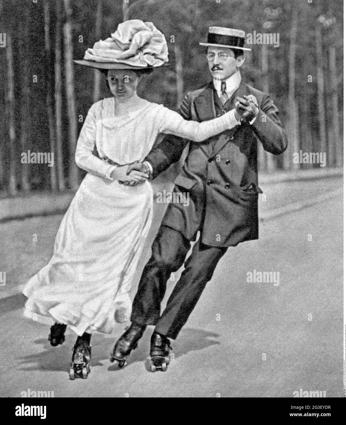 Sport, Rollerskaten, ein Paar Skaten, Berlin, um 1905, ADDITIONAL-RIGHTS-CLEARANCE-INFO-NOT-AVAILABLE Stockfoto