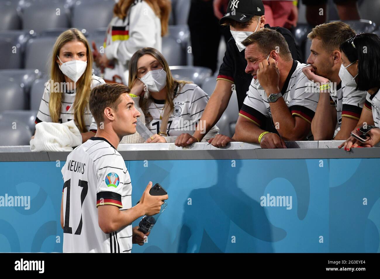 München, 15. Juni 2021, Florian NEUHAUS (GER) mit seiner Familie nach dem Spiel, l. Freundin Aline RESTLE Gruppenphase, Vorrunde Gruppe F, Spiel M12, Frankreich (FRA) - Deutschland (GER), am 15. Juni 2021 in München. Football EM 2020 von 06/11/2021 bis 07/11/2021. Â Stockfoto